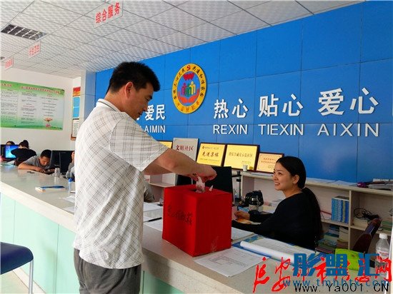 黨員進社區愛心捐款.jpg