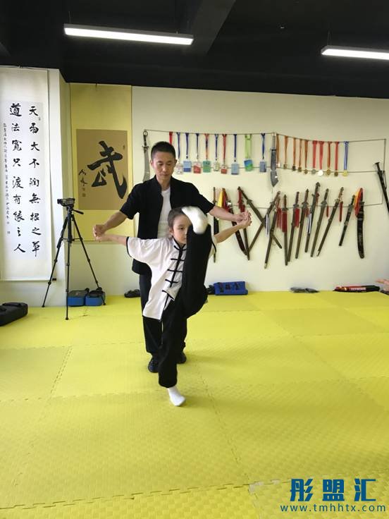萌娃瑞娜拜師邵長華開啟武術(shù)之旅