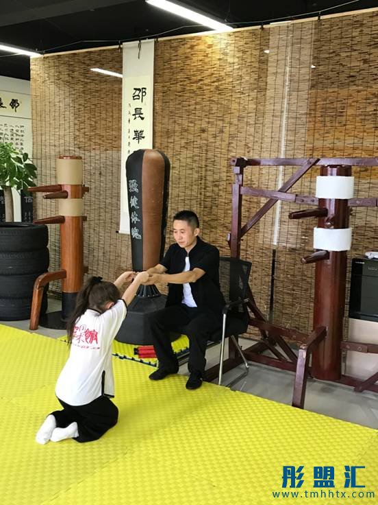 萌娃瑞娜拜師邵長華開啟武術(shù)之旅