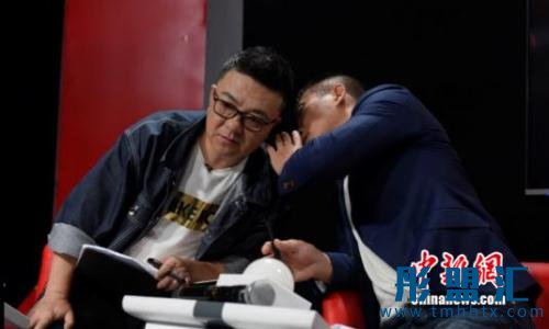 認真討論的黃健翔與董路 認真討論的黃健翔與董路