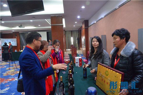 世界華人慈善家協會全球婦女聯合會在北京舉辦“企業與商家經貿恰談會”