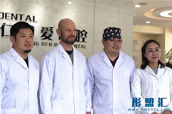 與俄羅斯專家進(jìn)行學(xué)術(shù)交流。